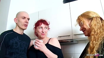 Зрелая немецкая домохозяйка дает мужу свой первый ЖЖМ секс втроем на кухне