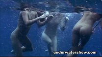 Drei Mädchen schwimmen nackt im Meer