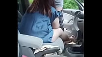 Dogging Frau lutscht anderen Mann Schwanz im Auto