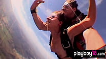 Крутая азиатка Акира Хикс и ее грудастые подружки пробуют прыжки с парашютом без одежды