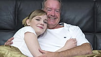 Сексуальная блондинка наклоняется, чтобы трахнуть дедушку с большим членом