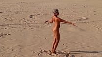 ソフィ。砂浜で踊る裸の女の子