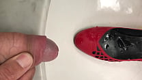 Mijando sapatos no banho