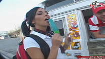 Une jeune fille étudiante aux cheveux noirs séduit le candyman