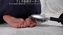 Solletica le piante dei piedi delle donne con una forchetta e una spazzola per capelli.
