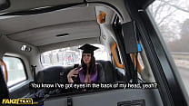 偽のタクシー大学の卒業生メラニーメンデスは彼女のローブを脱ぎ捨てます