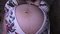Una moglie grassa con un'enorme pancia incinta cavalca in una posizione da cowgirl il maritino finché non viene molto! - Milky Mari