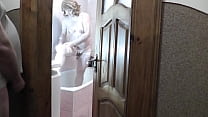 La figliastra accetta la doccia, spia il patrigno, si masturba il cazzo e viene sotto la porta del bagno. patrigno