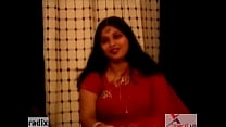Пухлая толстая индийская тетушка в красном сари