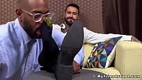 Negro gay adora los pies de sus amigos mientras se masturba la polla