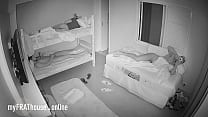 Vera telecamera spia nella camera da letto dei ragazzi di notte
