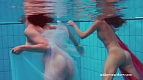 Mira a las chicas más sexys nadar desnudas en la piscina