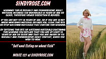 Sindy Rose se fist anal et prolapsus dans un champ de blé