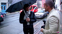 Madura ama de casa alemana en leggings de cuero follada en un casting callejero