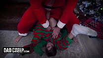 DadCreep - Cute Boy In Elf Onesie ottiene il suo stretto buco del culo allungato dal suo patrigno in costume da Babbo Natale