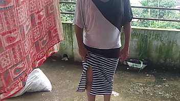 Vizinho, que secava roupa, seduziu a cunhada e transou com ela no quarto! Sexo nepalês XXX