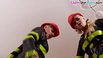 Пожарное женское доминирование трахает страпоном покорную в тройничке