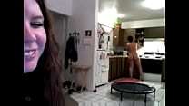 Une jeune fille enregistre une maman nue pendant qu'elle parle avec un ami à son insu