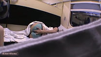 Застукали девушку за мастурбацией в общественном поезде