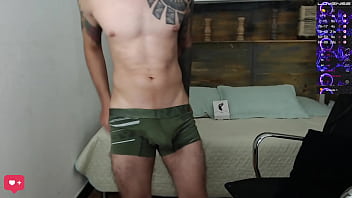 este hombre hermoso se masturba y tiene una ropa interior verde muy sexy