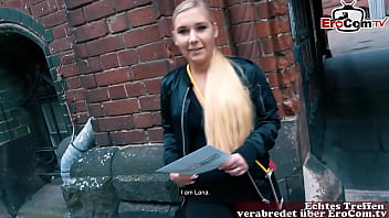 Milf alemão com peitos grandes pega uma adolescente para sexo lésbico