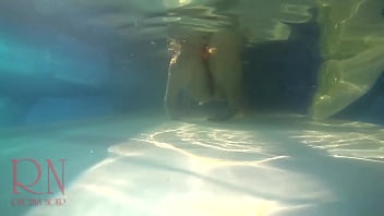 Espectáculo de coño bajo el agua. Sirena digitación masturbación Nena elegante y flexible, nadando bajo el agua en la piscina al aire libre.