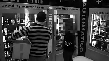 賢い男は彼の店の中に隠しカメラを置き、彼自身が顧客をクソしているのを撮影します