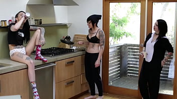 Goths lesbianas tatuadas deslizan sus lenguas en el coño suave