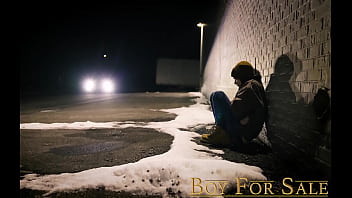 BoyForSale - Un esclave malmené se fait élever par un groupe de papas puissants
