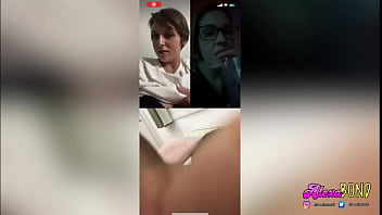 2人の女の子と1人のトランスがビデオ通話で自慰行為をする