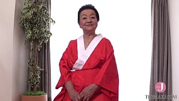 Cuando Yuko Ogasawara, una viuda de 81 años, una abuela alegre y enérgica, le da un masaje a un joven, muestra sus habilidades ancestrales para hacerlo impaciente. - Introducción
