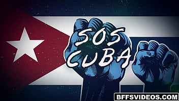 Balançando suas enormes bundas segurando cartazes de protesto nas ruas, as gostosas cubanas Gabriela Lopez, Scarlett Sommers e Serena Santos corajosamente arrecadam fundos para Cuba!