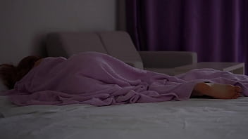 Sveglia la matrigna assonnata con un massaggio sessuale