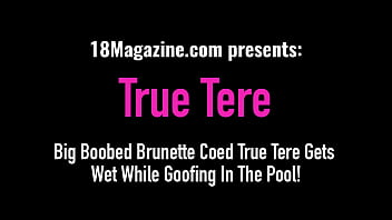 Big Boobed Brunette Coed True Tere wird nass, während sie im Pool albert!