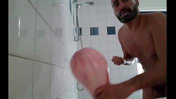 彼のガールフレンドとシャワーを浴びているDollfuckerをファリド