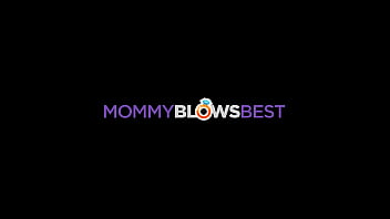MommyBlowsBest - La matrigna tettona milf bruna si fa scopare le tette