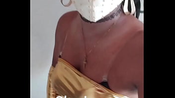 Indische Crossdresser-Schlampe Lara D'Souza in goldenem Latexkleid