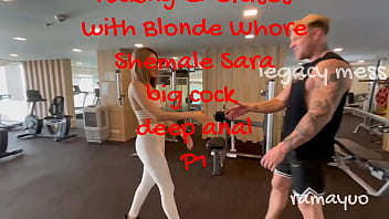LEGACY MESS: Fickübungen mit der blonden Hure Shemale Sara, großer Schwanz tief anal. P1