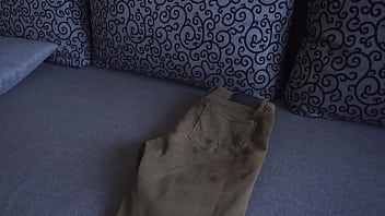 Aficionado caliente en jeans súper ajustados mostrando su culo increíble