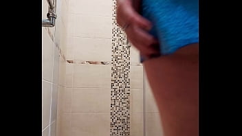 多汁的红发女郎用浴室里的假阳具吸吮和自慰，疯狂的性高潮