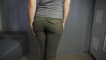 Véritable amateur taquinant son cul parfait dans un pantalon serré