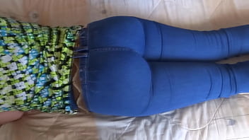 Compilação - mãe exibicionista de 58 anos mostra sua bunda grande com jeans e bunda jeans