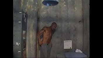 Татуированный негр трахает во всех позах сексуальную чернокожую полицейскую в тюрьме