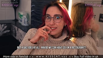 Kisscat folla frente al espejo antes de ir a un restaurante / Kisscat.xyz