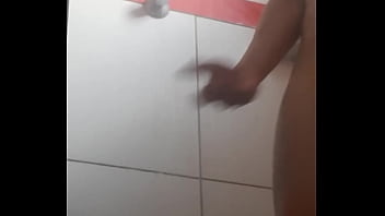 Jovencito caliente masturbándose en el baño