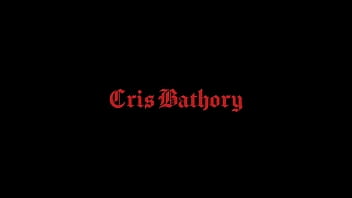 Крис Батори любит красоваться в душе, показывая попку подруге