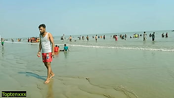 デシbhabhiと彼女の妹は海のビーチで観光客の男の子との熱い三人組のセックス