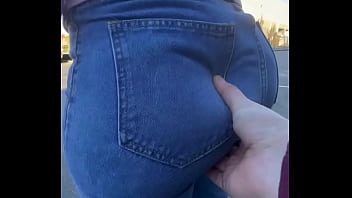 Mutter großer weicher Arsch wird in Jeans befummelt