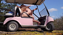 CASI ATRAPADO!! Esposa follada en el sendero natural del campamento, rematada en su carrito de golf rosa - Becky Tailorxxx