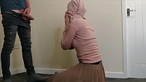 Hermosa árabe musulmana con hiyab follada por el mejor amigo de su marido mientras reza